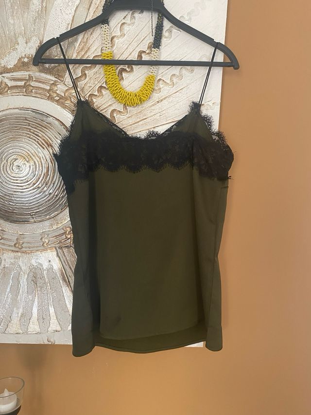 Top Stradivarius negro y verde oliva - Talla S