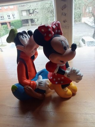 2 muñecos Disney y Joimy Piti