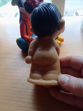 2 muñecos Disney y Joimy Piti