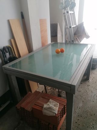 Mesa cristal y metal gris