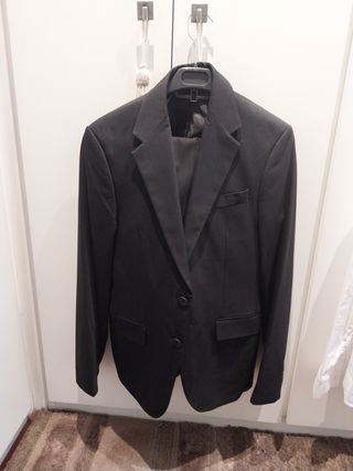 Conjunto de traje negro, con camisa y corbata