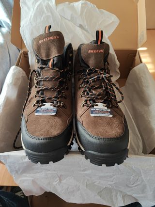 Botas senderismo Skechers
TALLA  49.5 en piel 
