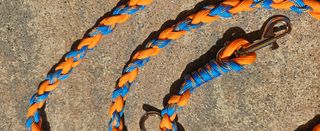 Guinzaglio intrecciato blu-arancio.