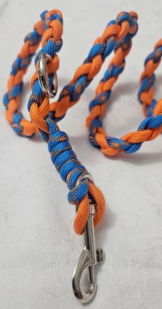 Guinzaglio intrecciato blu-arancio.