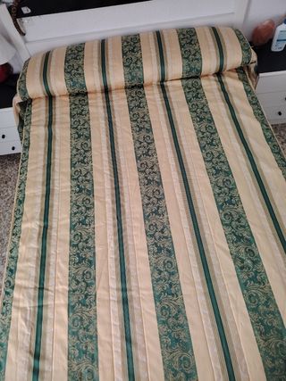 Edredón cama matrimonio beige, verde y dorado.