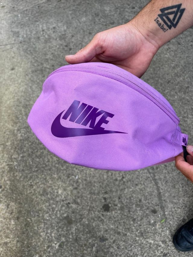 Riñonera Nike morada