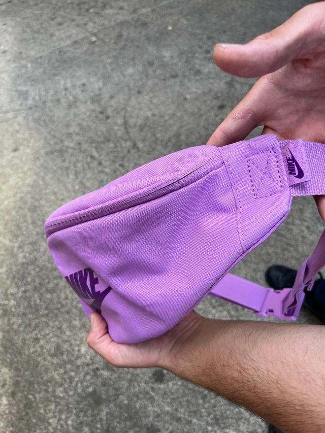 Riñonera Nike morada