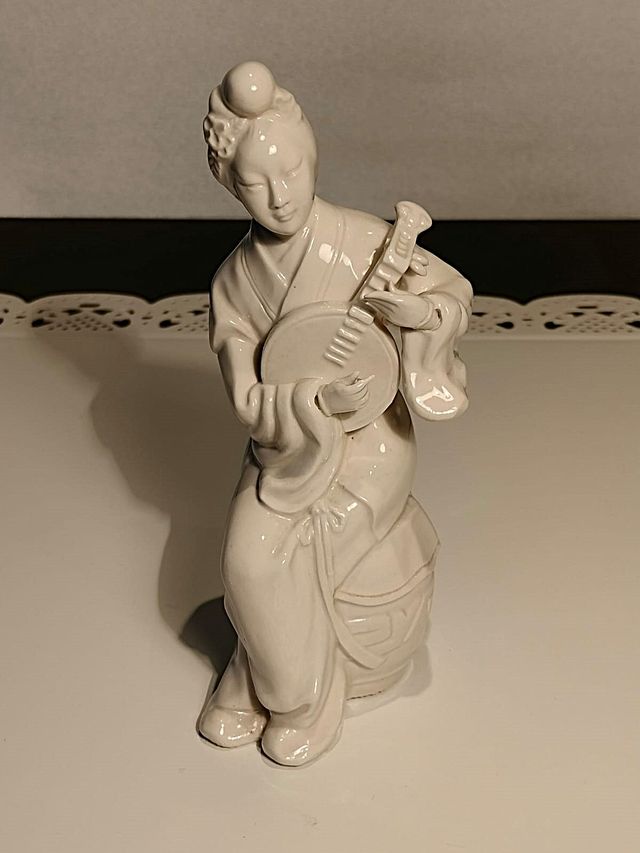 Statuina in ceramica bianca Donna giapponese