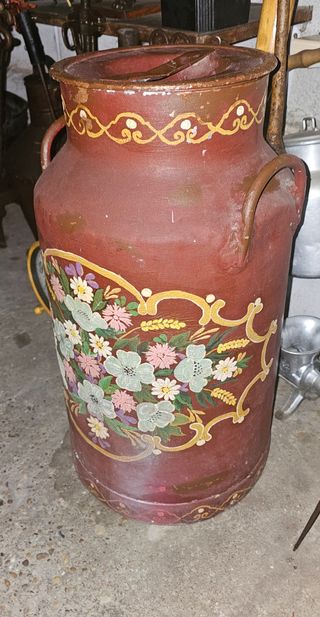 Lechera antigua pintada a mano