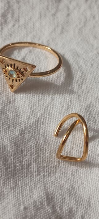 Anillo de plata con zircon azul marino