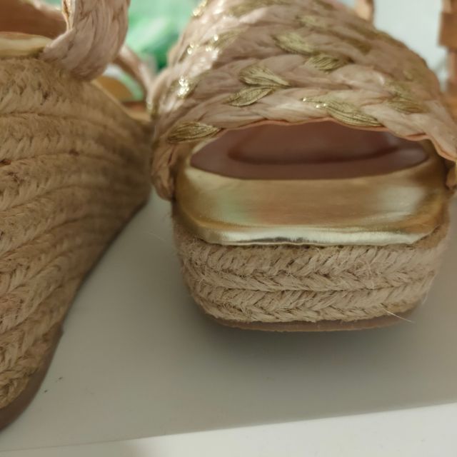 Sandalias cuña esparto doradas