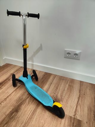 Patinete Oxelo Decathlon azul y amarillo