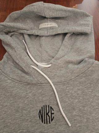 Sudadera Nike gris y blanca