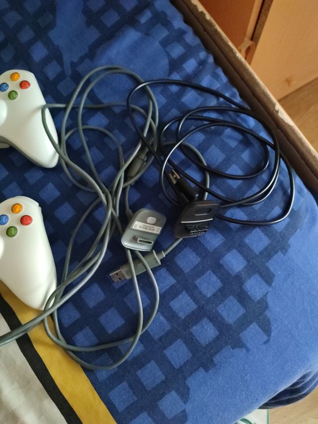 Xbox 360 blanca - 2 mandos y sus cables