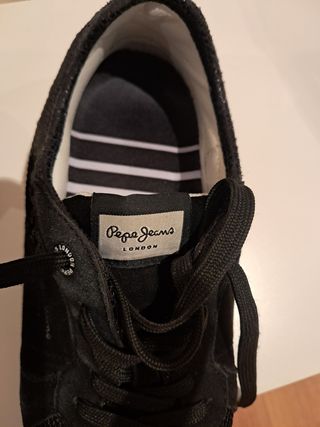 Zapatillas Pepe Jeans negras.