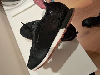 Zapatillas Pepe Jeans negras.