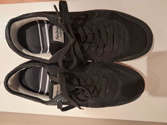 Zapatillas Pepe Jeans negras.