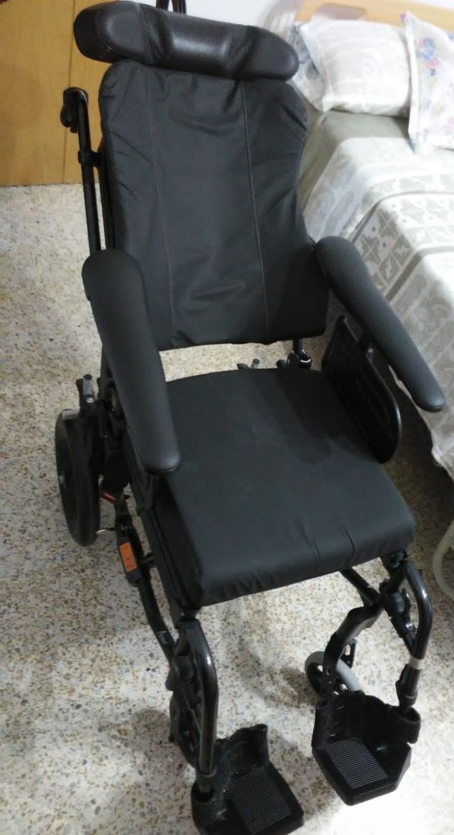 Silla de ruedas basculante