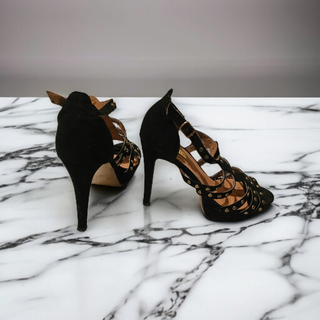 Tacones negros tachuelas