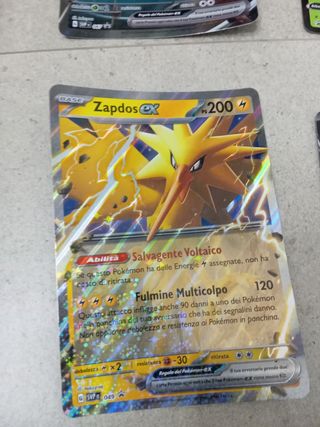 Carte Pokémon Gigantamax Pikachu VMAX & Electrode