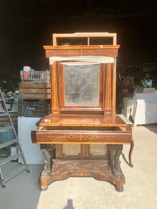 Consola antigua de madera