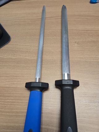 Sedie: ovali e rotonde e coltelli