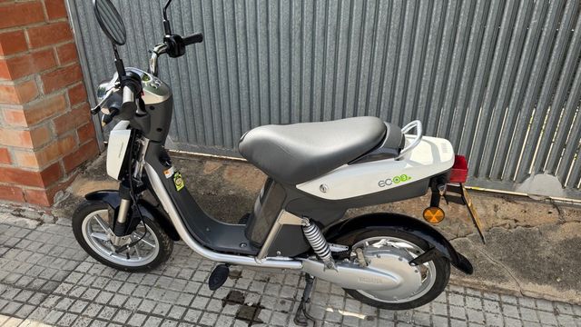 Yamaha EC-03: Moto eléctrica. Muy cuidada.