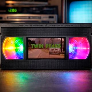 LÁMPARA TWIN PEAKS VHS LED MULTICOLOR