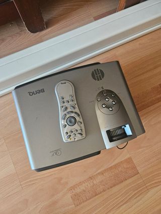 Proyector BenQ + Pantalla PROJECTA con mando