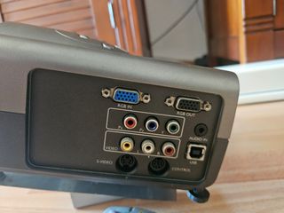 Proyector BenQ + Pantalla PROJECTA con mando