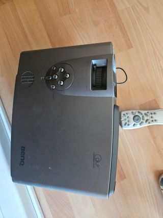 Proyector BenQ + Pantalla PROJECTA con mando