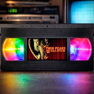 LÁMPARA TWIN PEAKS FUEGO CAMINA CONMIGO VHS LED