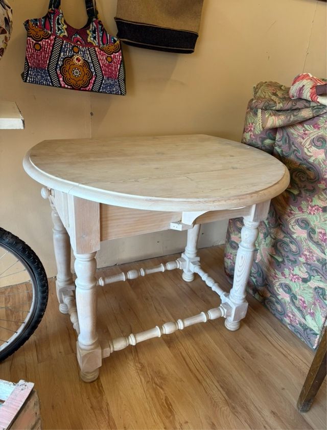 Mesa redonda plegable de madera