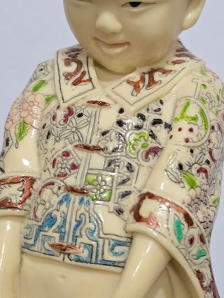 Figura un niño con un perro de resina