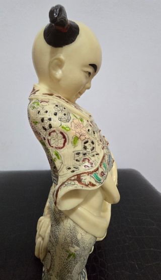 Figura un niño con un perro de resina