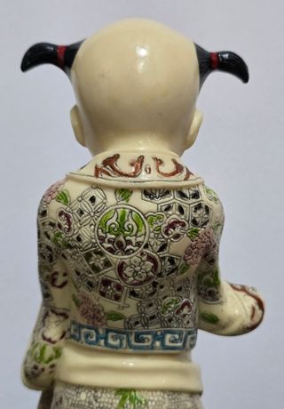 Figura un niño con un perro de resina