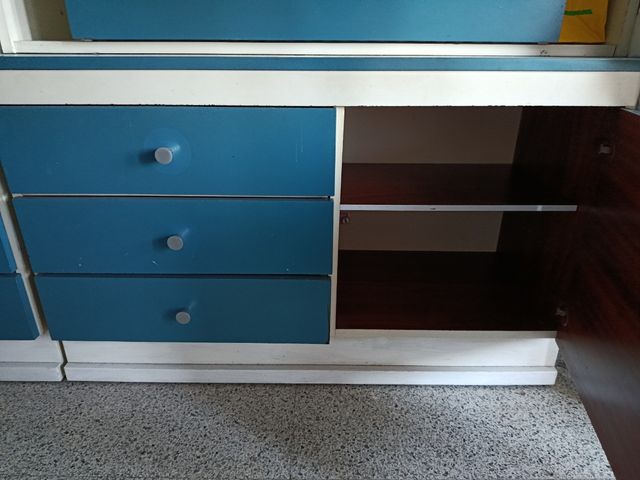Cómoda azul e branco de 3 gavetas