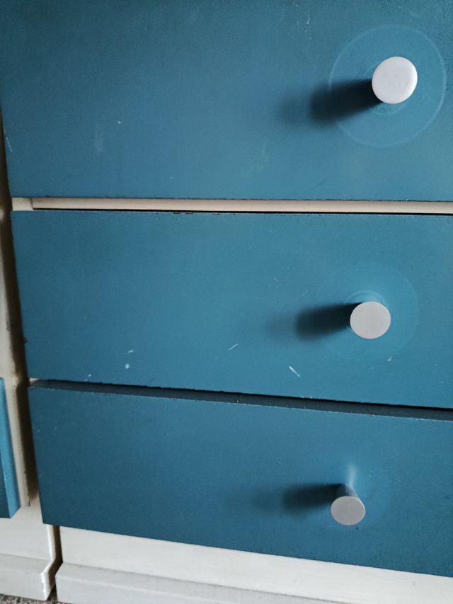Cómoda azul e branco de 3 gavetas