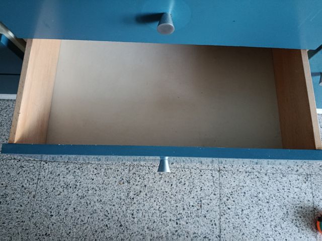 Cómoda azul e branco de 3 gavetas