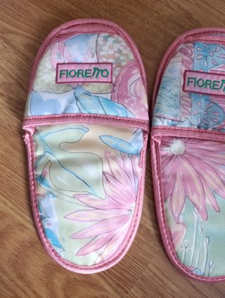Zapatillas de casa rosas de viaje sin estrenar