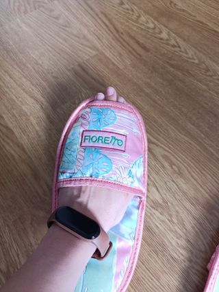 Zapatillas de casa rosas de viaje sin estrenar