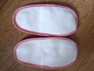 Zapatillas de casa rosas de viaje sin estrenar