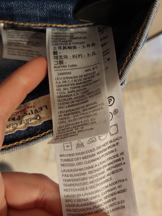 Jeans Levi's W31L32 strappati