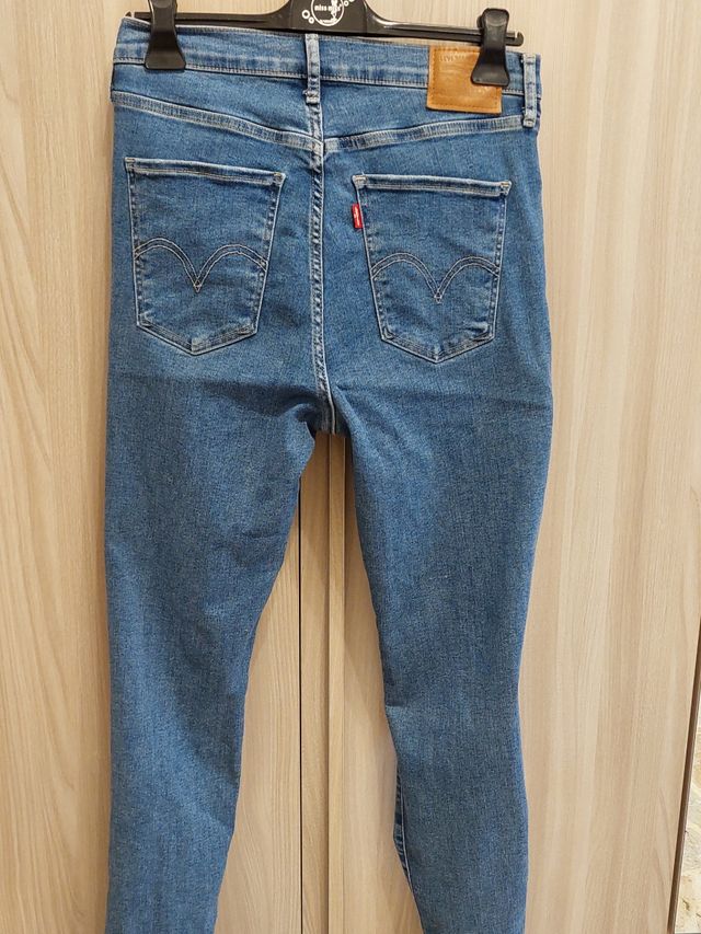 Jeans Levi's W31L32 strappati
