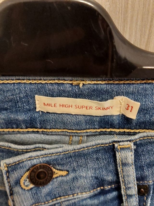 Jeans Levi's W31L32 strappati