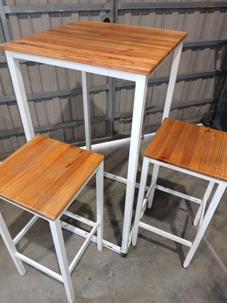 Mesa alta + 2 taburetes
90€ el juego completo 
