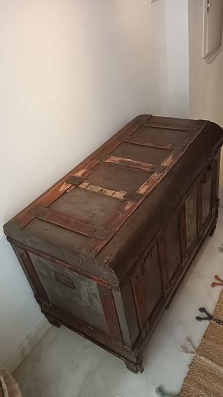 Baúl antiguo madera metal