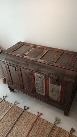 Baúl antiguo madera metal
