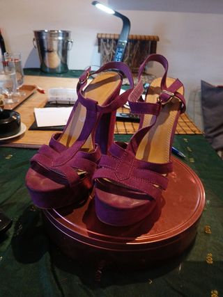 Sandalias tacón purpura