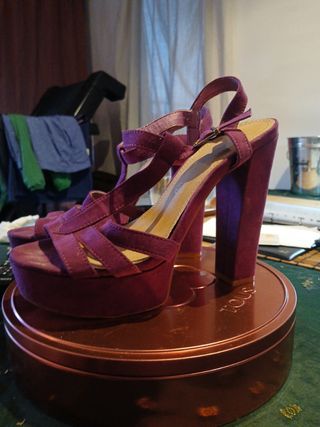 Sandalias tacón purpura